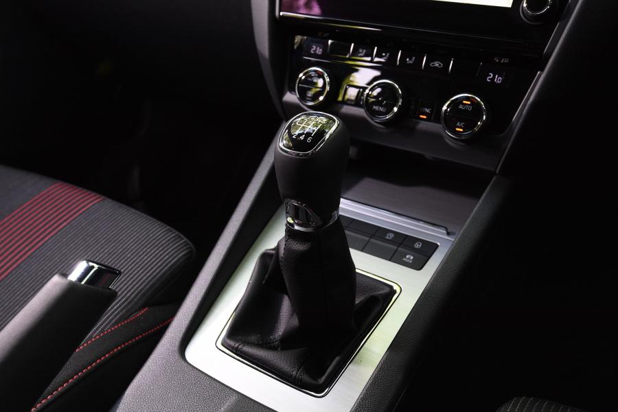 Детали интерьера Skoda Octavia Sportline (5E) 2019 года  (UK) (фото 3 из 14)